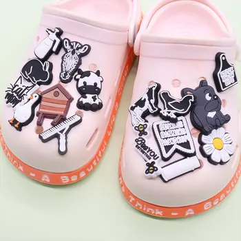50vnt PVC batų pakabukai karvės antis zebra triušio šuo ramunėlės aksesuarai Batų sagčių dekoracijos tinka apyrankės Croc Jibz vaikų dovana