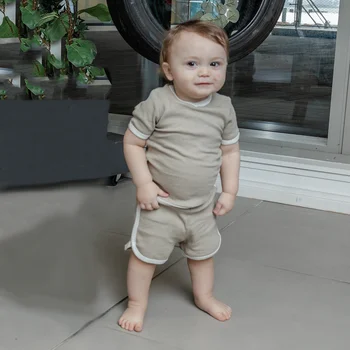 Baby briaunotas rinkinys vasarinių drabužių viršus ir šortai vaikiški drabužiai baby boy and girl drabužiai apvaliu kaklu trumpomis rankovėmis kontrastinis įrišimas
