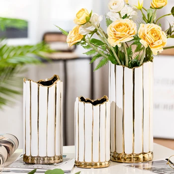 Kūrybiškumas Baltas kontūras aukso keramikos vazos juostelėje Netaisyklinga hidroponinė gėlių kompozicija Tiesios gėlių vazos dekoravimas