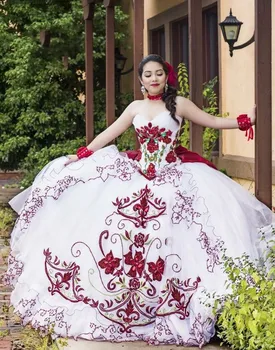 Baltos svarainių suknelės su raudona aplikacija Siuvinėjimas Mieloji Tiulis Rutulinis chalatas Saldus 16 Suknelė vestidos de 15 años 2020