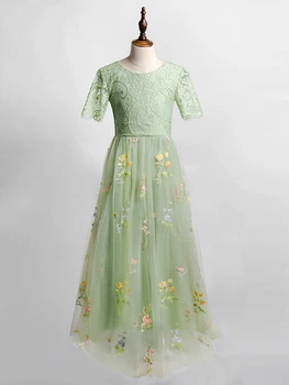 Žalia gėlėmis siuvinėta gėlių mergaitės suknelė nėriniuota V-nugara su šukuotais kraštais ir minkštu tėkmės siuvinėtu tiulio sijonu