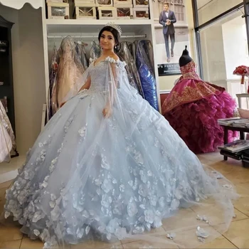 Šviesiai mėlyna Quinceanera suknelė 3D Aplikacijos gėlės Blizgučiai Karoliukai Puffy Party Princess Sweet 16 Gown Vestidos De 15 Años