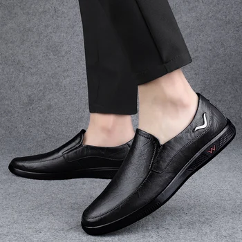 Nauji itališki vyriški batai Casual Brand Summer Mens Loafers Leather Moccasins Comcomfortable Breathable Slip On Boat Shoes Black Business Soft