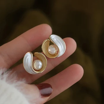 Prancūziškas baltas emalis Perlas Aukso spalva Maži auskarai moterims Paprasti netaisyklingi aukštos kokybės lašinės glazūros auskarai Papuošalų dovana