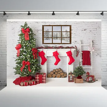 Kalėdų fotografijos fonas Baltų plytų sieninis langas Raudonos kojinės Kalėdų dekoro eglutės židinio fonas fotostudijai