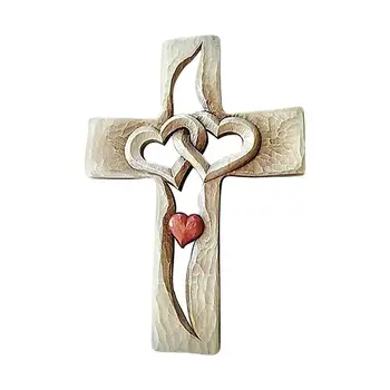 Medinis širdies kryžius Raižytas medinis kryžius Susipynusios širdys Sieniniai pakabinimai Rankomis raižytas kryžius Romantiška dovana namų svetainei