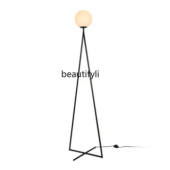 Minimalistinis stilius Kūrybinė asmenybė Paprastumas Aukštakulnių menas Balta Nakvynė ir pusryčiai Sofa Trijų šakių linija Grindų šviestuvas